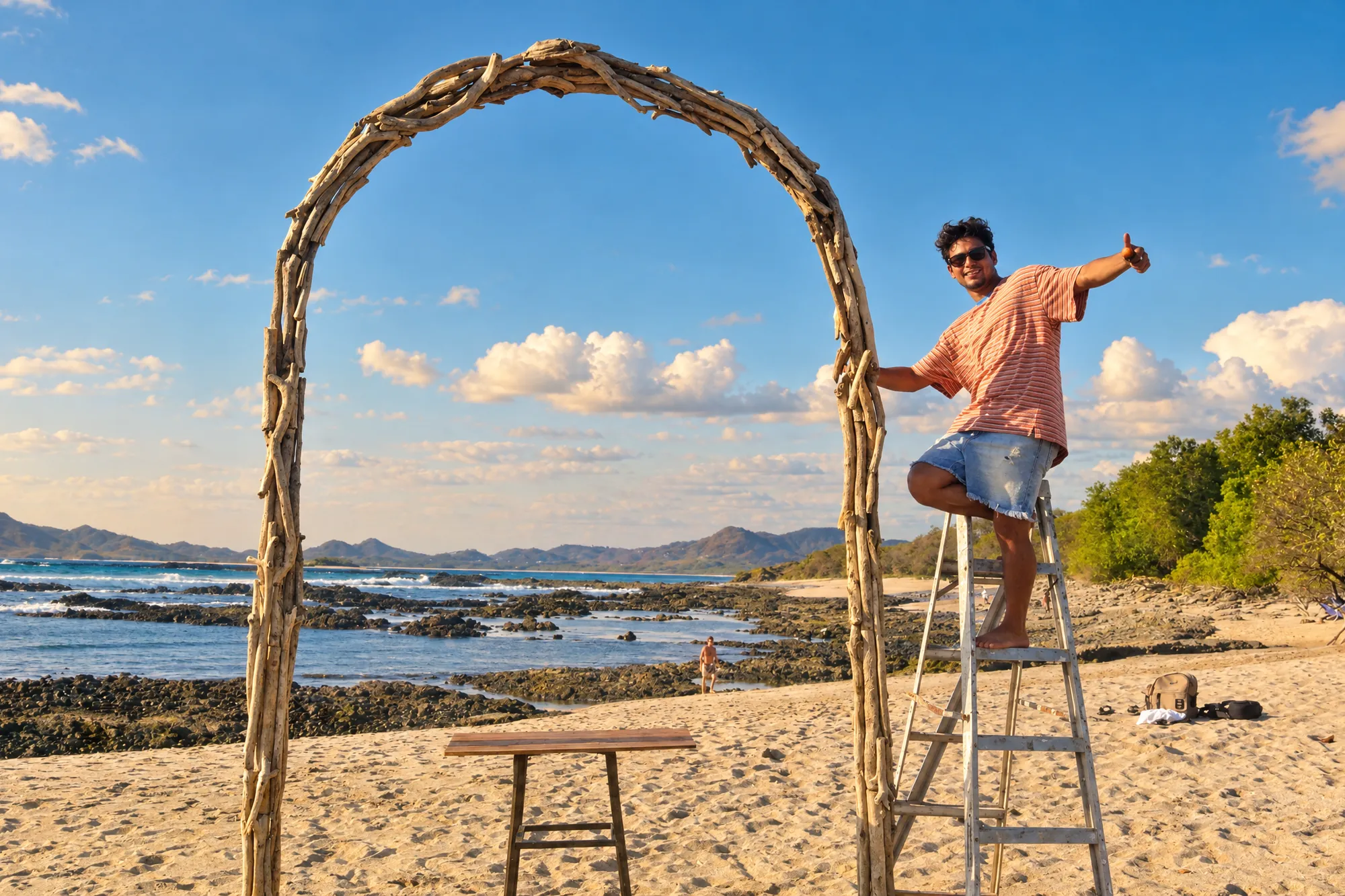 Santiago Imberti montando el arco móvil de madera de mar en la playa
