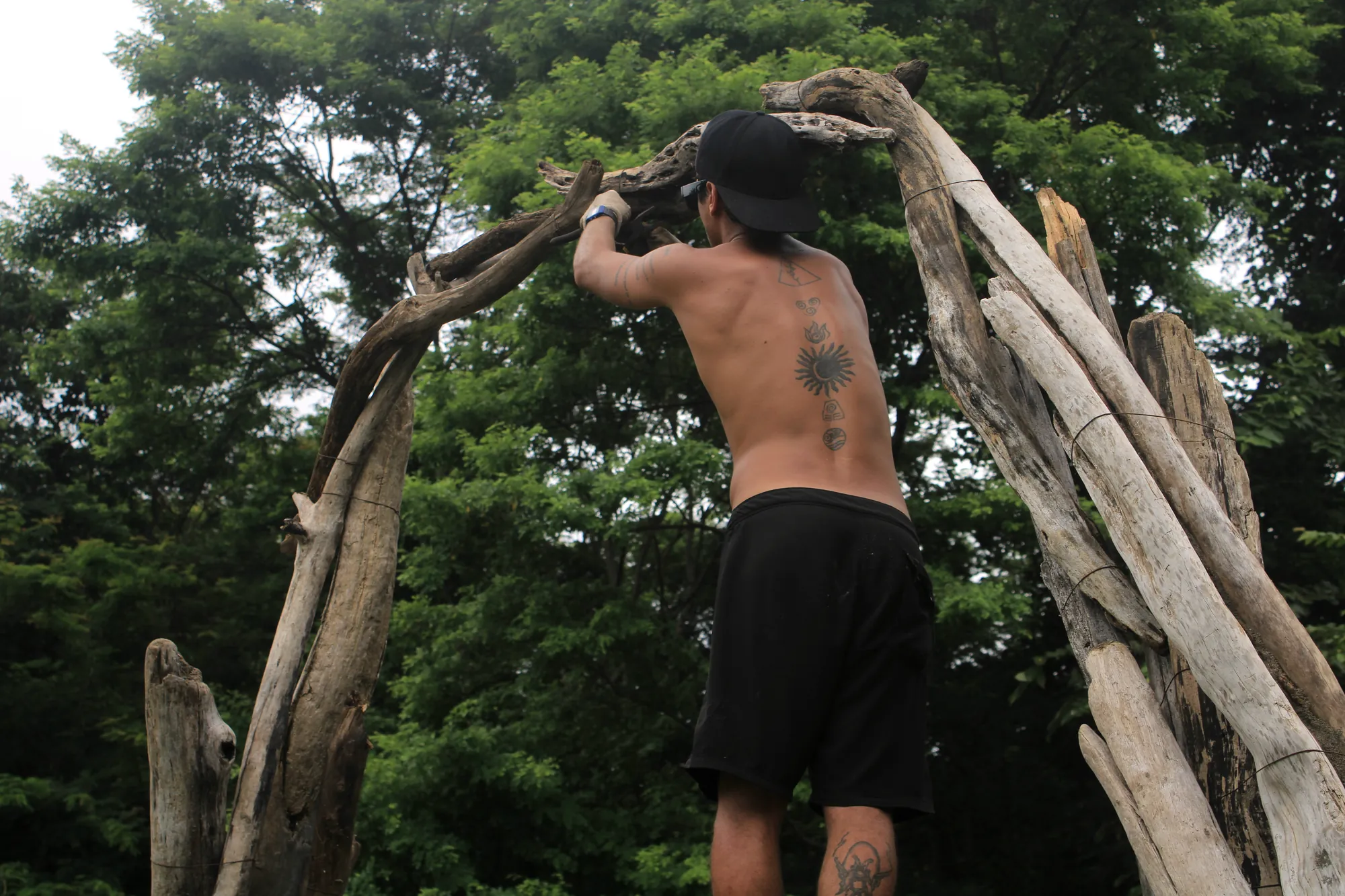 Santiago Imberti dando forma al arco del portal del bosque
