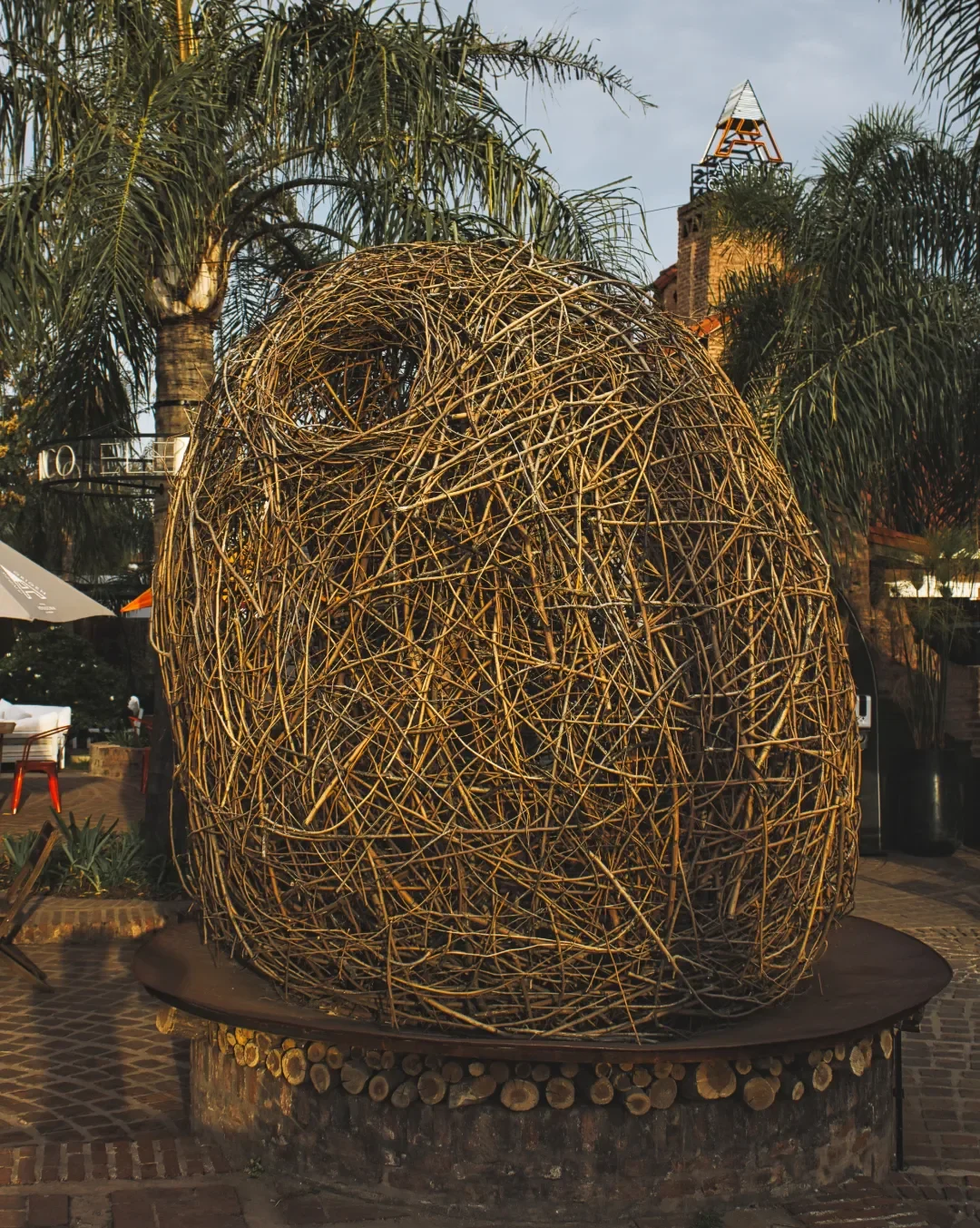 Escultura de ramas tejidas en forma de huevo en Cinco Elementos