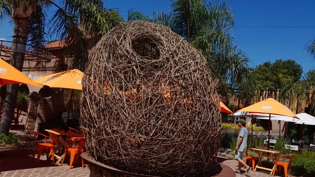 Escultura de ramas en forma de huevo en el patio de Cinco Elementos