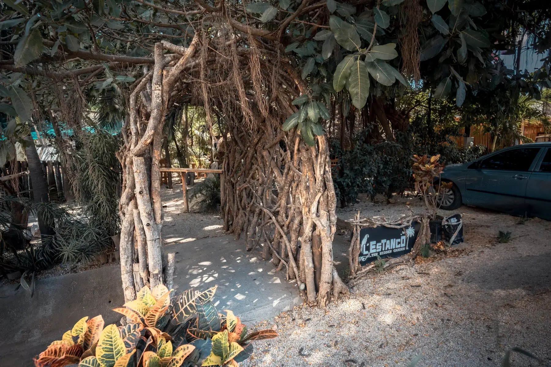 Túnel de ramas Symbiosis entre la vegetación de L’Estanco