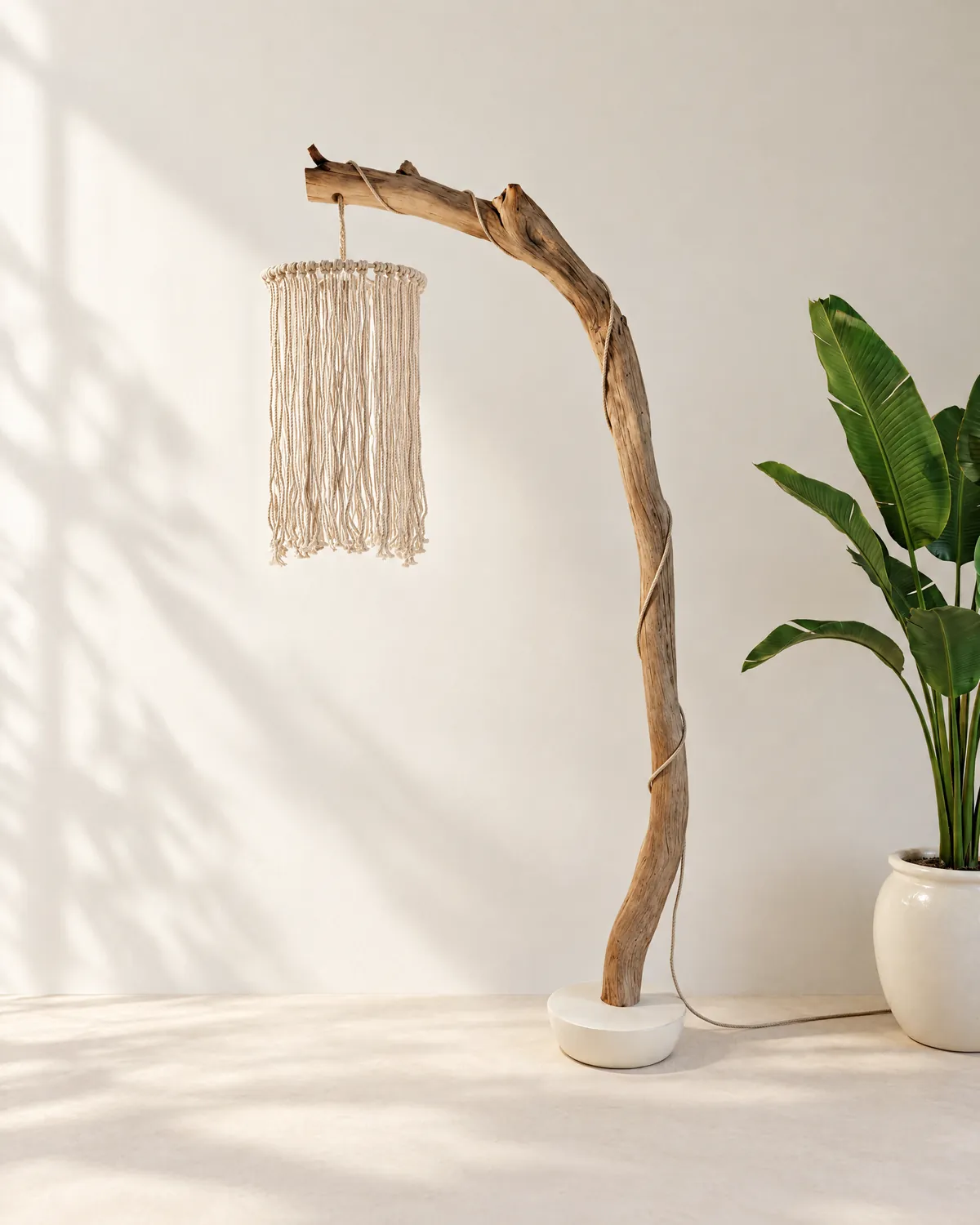 Lámpara de arco Alma de mar, de madera de mar, apagada con luz de día