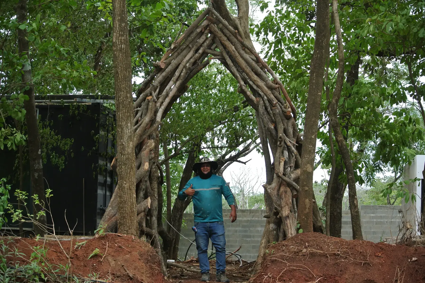 Portal de ramas de Numandi visto de frente, con una persona bajo el arco
